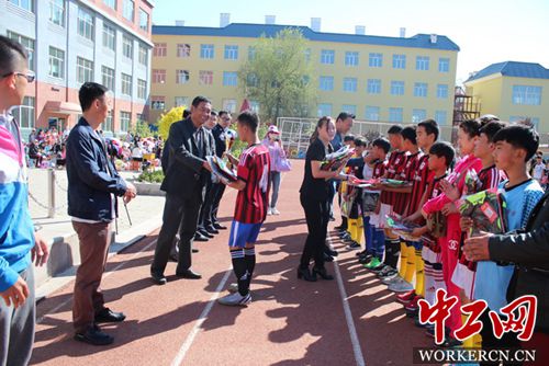呼伦贝尔市市长杯足球联赛亚军球队颁奖仪式