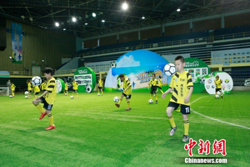 北京中小学打造校园足球文化 助更多孩子喜欢