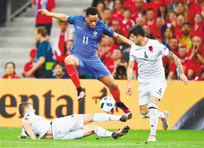 法国队成为首支晋级欧洲杯淘汰赛的球队(图)-滚