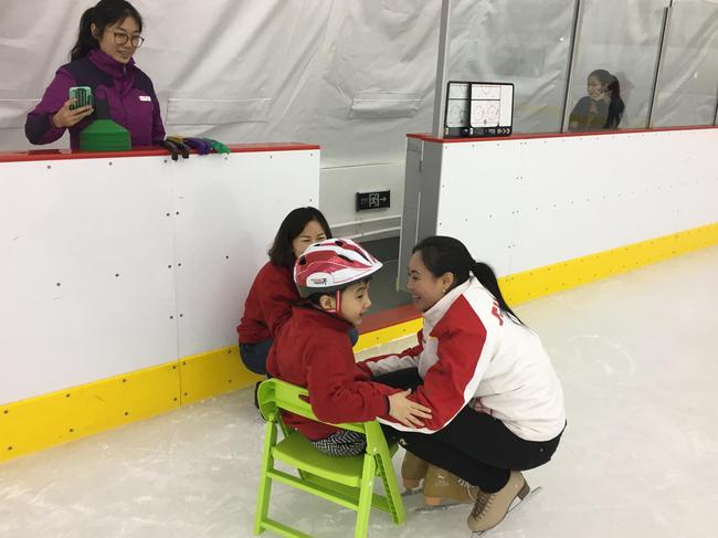 北京市冰球运动协会带领自闭症儿童走上冰场