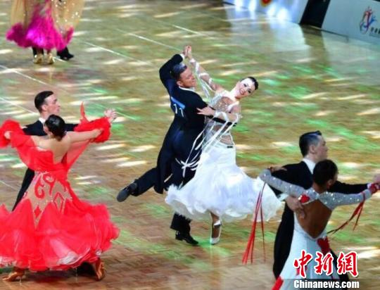 世界职业体育舞蹈公开赛石家庄落幕 中国选手