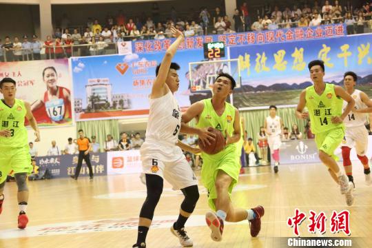 姚明出席广东省篮球联赛 肇庆队揭幕战取开门