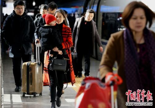 2月1日,全国春运第一天,北京南站站台,一位母亲抱着孩子准备上车。中国青年报·中青在线记者 陈剑/摄 2月1日,全国春运第一天,北京南站站台,一位母亲抱着孩子准备上车。中国青年报·中青在线记者 陈剑/摄