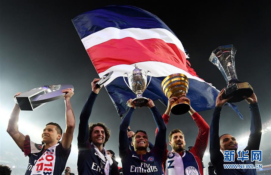 法甲:巴黎圣日耳曼获颁联赛冠军奖杯