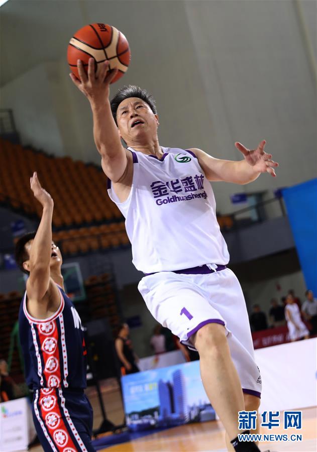（体育）（1）篮球――北京世界华人篮球赛在兴义市举行