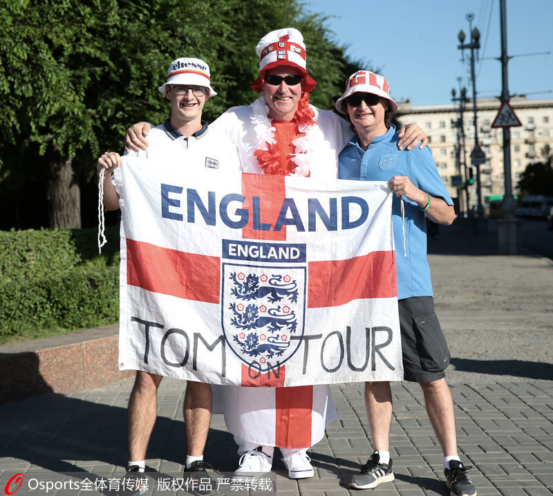 英格兰对阵突尼斯 球迷赛前挥舞旗帜造势