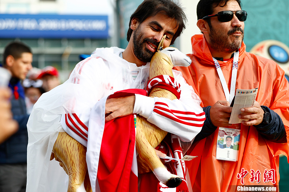 法国秘鲁即将对阵 球迷各式装扮等待开赛
