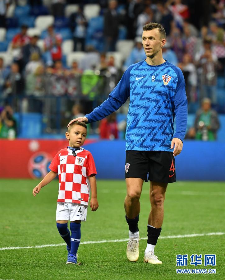 罗地亚队球员佩里西奇的儿子在场上踢球