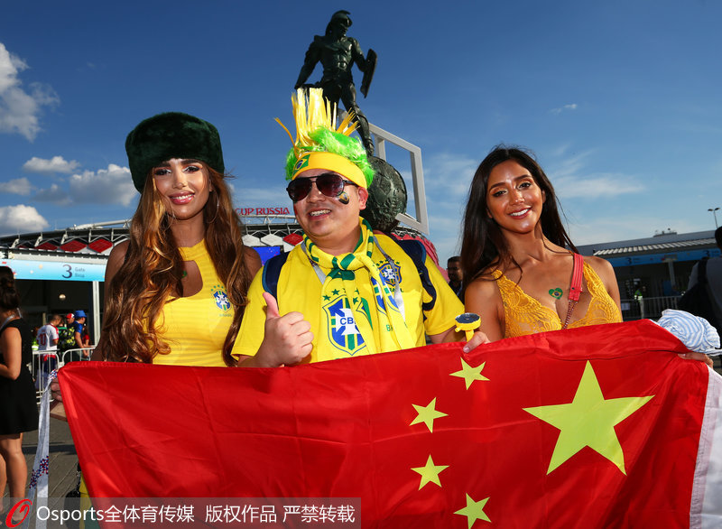 中国球迷为巴西加油