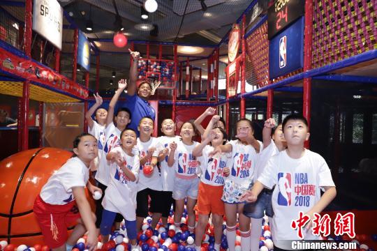 NBA球星现身上海为2018NBA中国赛预热