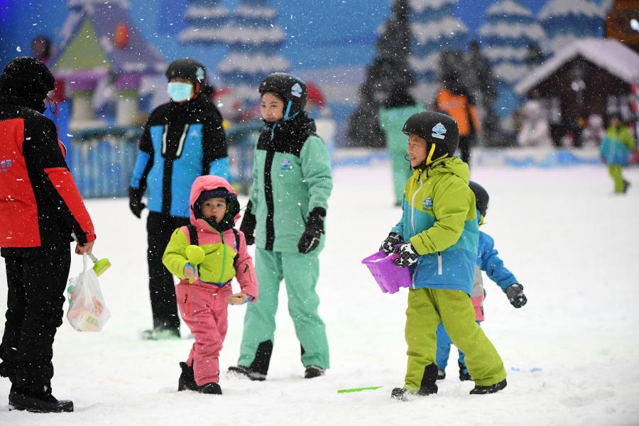 重庆:室内滑雪受青睐