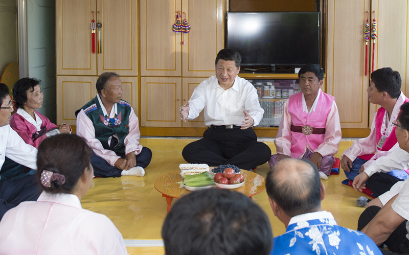 2015??6日，习近平在吉林省延边朝鲜族自治州和龙市东城镇光东村农户家中同村民们亲切交谈
