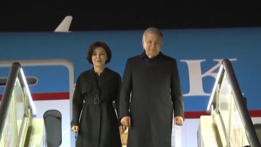 第三届“一带一路”国际合作高峰论坛今起举?#32;乌兹别克斯坦总统乘机抵达北京